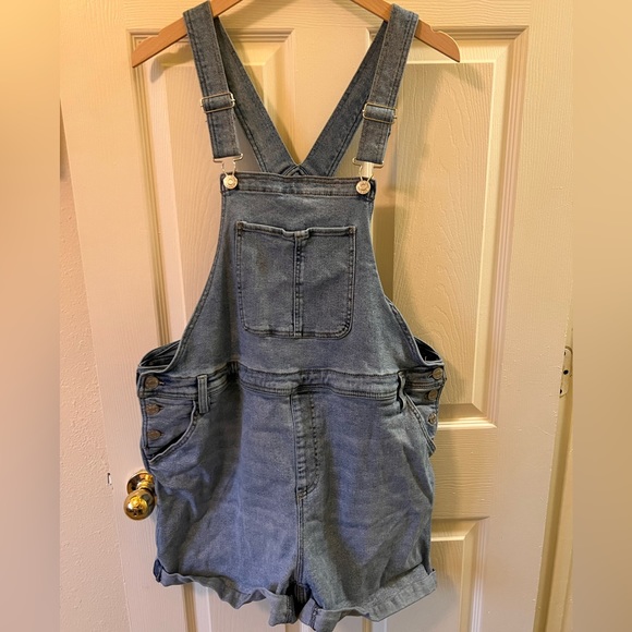 Cute coveralls - Picture 1 of 3